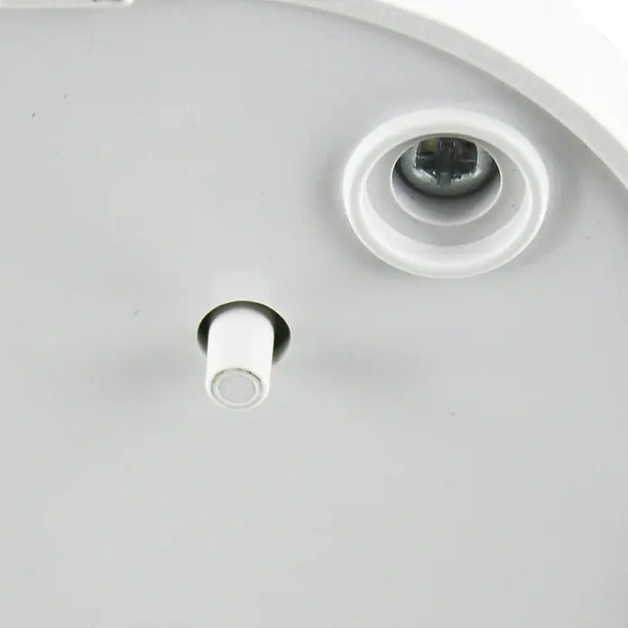 Emerio Heizlüfter - 800 W - 1.500 W, Silber - Nahaufnahme einer runden, weißen Deckenleuchte mit einer Schraube und einer Stiftverbindung zur Befestigung.