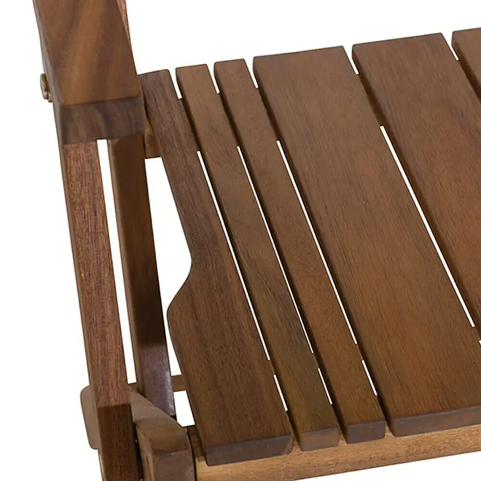 Siena Garden Falun Gartenstuhl - Akazie, Klappbar, Natur, B x T x H: 50,5 x 55 x 88,5 cm - Nahaufnahme eines Teils eines Holzstuhls mit Lattenrost und Armlehne, der die Details und die Verarbeitung des Möbelstücks zeigt.