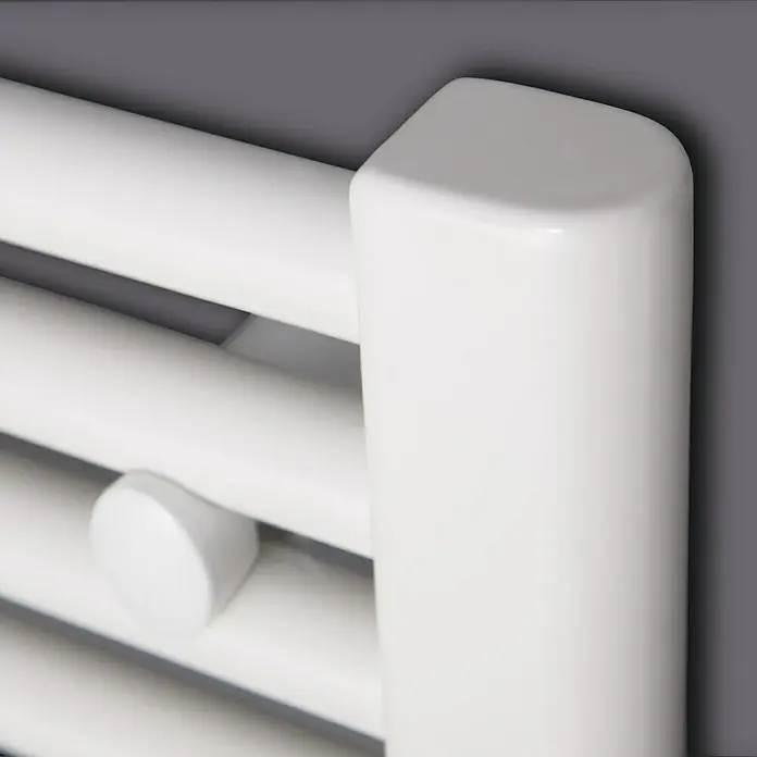 Ximax Badheizkörper Alpha - B x H: 700 x 825 mm, Wärmeleistung bei Vorlauftemperatur von 75 °C (D: 50): 552 W - Detailaufnahme eines weißen Heizkörpers mit Fokus auf die glatte Oberfläche und die abgerundeten Kanten, die ein modernes Design hervorheben.