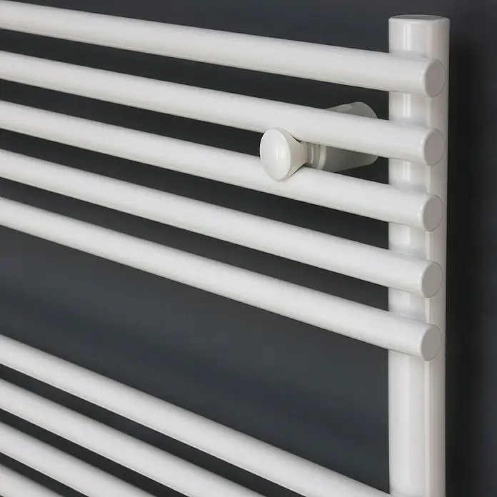 Ximax Badheizkörper Tec - B x H: 580 x 1.719 mm, Wärmeleistung bei Vorlauftemperatur von 75 °C (D: 50): 924 W - Detailansicht eines weißen Handtuchwärmers mit horizontalen Heizstäben und einem Halter. Das moderne Design fügt sich nahtlos ins Badezimmer ein.