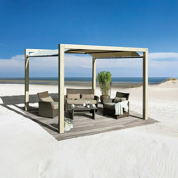 Weka Pavillon Gartenoase Stralsund 235 - 3,24 x 3,24 x 2,4 m, Natur - Stilvolle Gartenlounge mit Pergola auf einer hölzernen Plattform am Strand, die zum Entspannen im Freien einlädt.