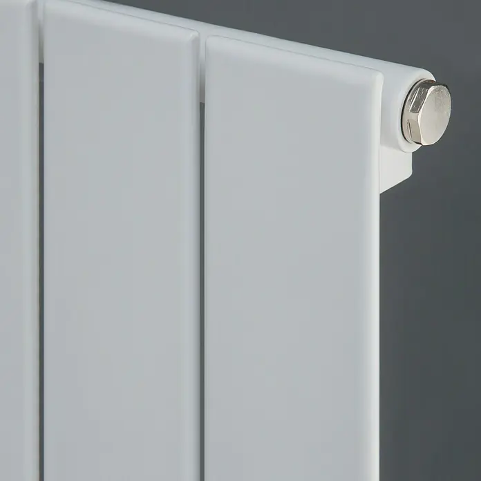 Ximax Raumheizkörper P1 - B x H: 370 x 1.800 mm, Wärmeleistung bei Vorlauftemperatur von 75 °C (D: 50): 715 W, Weiß - Nahaufnahme eines weißen Heizkörpers mit einem silbernen Verschluss, der ein modernes und sauberes Design zeigt.