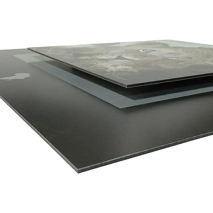 Cuadro - One To Five, An x Al: 100 x 50 cm - Primer plano de tres planchas de impresión apiladas, que muestran la profundidad y la textura de los materiales de impresión artística.