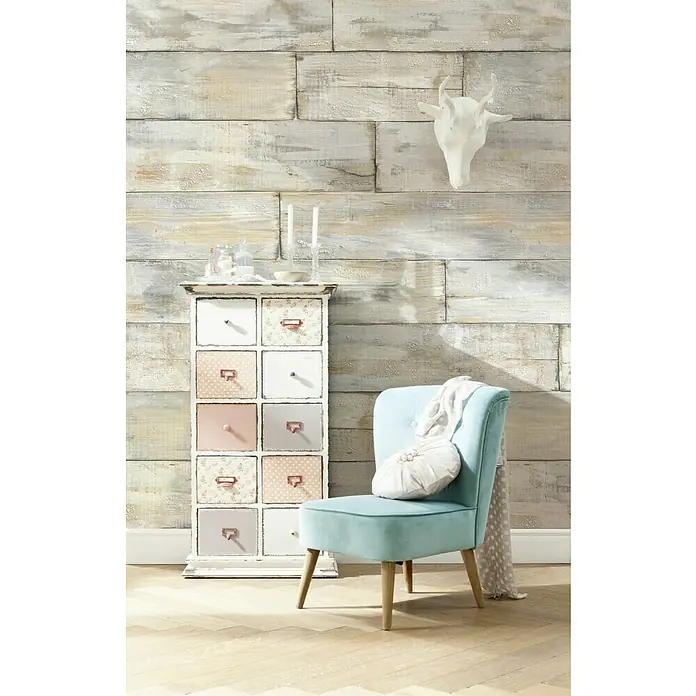 Komar Into Illusions Fototapete Shabbychic - 4 -tlg., B x H: 368 x 248 cm, Vlies - Elegante Kommode mit Schubladen und ein blauer Stuhl mit Kissen, die eine gemütliche und stilvolle Atmosphäre schaffen.