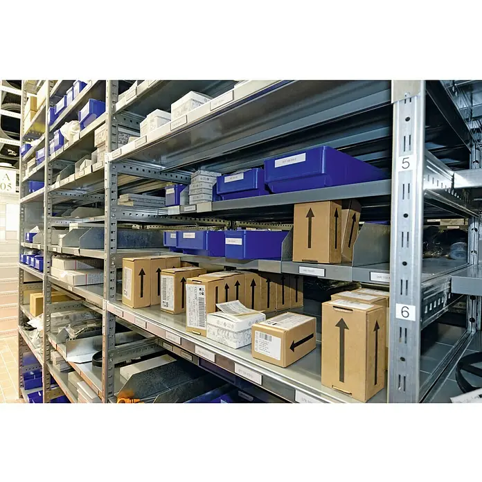 Scholz System Buchstützen-Set - 20 x 20 cm, Verzinkt - Silberne Regale mit einer Vielzahl von Boxen und Gegenständen, die eine organisierte Lagerlösung bieten. Ideal zur Aufbewahrung.