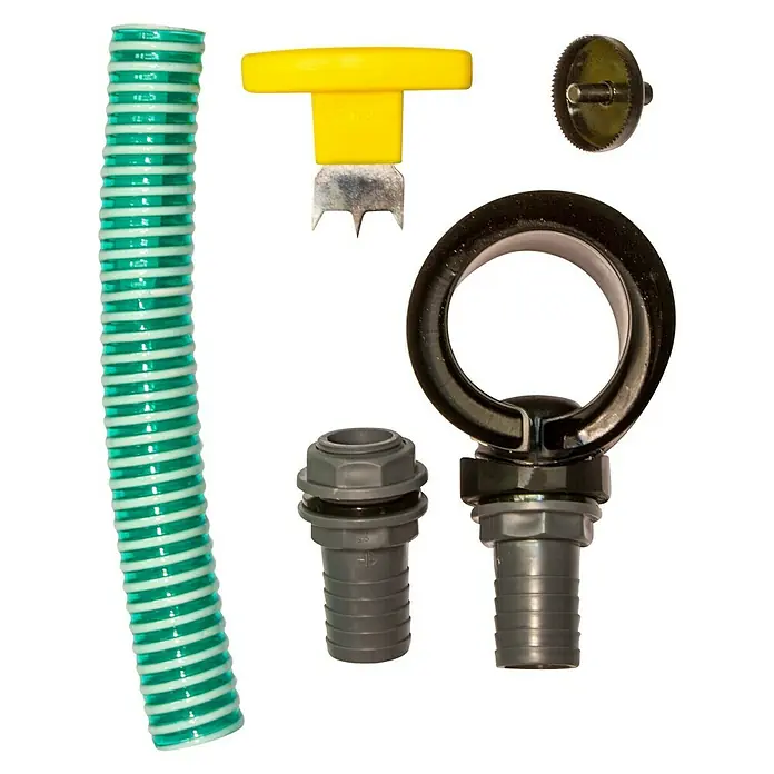 Regensammler EasyFix Comfort - Geeignet für: Fallrohre von Ø 80 bis 100 mm, Größe Anschluss: 1″ - Das Bild zeigt ein Sortiment an Bewässerungszubehör, inklusive Schlauch, Verbinder und Befestigungselementen, isoliert auf Weiß.