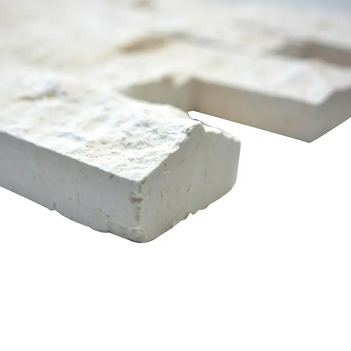 Mosaikfliese Brick Splitface Colonial X3D 49792 - 30,5 x 29 cm, Weiß, Matt - Nahaufnahme einer strukturierten, weißen Natursteinwandfliese, die eine rustikale und elegante Note für Innenräume bietet.