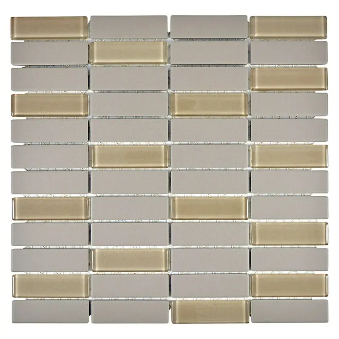 Mosaikfliese Stäbchen Mix CU ST G101 - 29,7 x 29 cm, Hellgrau, Matt - Nahaufnahme von horizontalen, rechteckigen Mosaikfliesen in Beige- und Goldtönen, die auf einem Netz angeordnet sind.