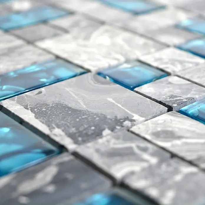 Mosaikfliese Crystal Mix XCM MC589 - 30 x 30 cm, Grau, Glänzend - Nahaufnahme von exquisiten Wandfliesen mit Marmor- und Glasakzenten, die ein elegantes und modernes Design zeigen.