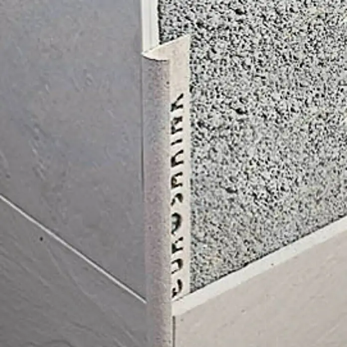 Perfil para baldosas PVC rústica - Beige, 2,5 m x 12 mm - Primer plano de un perfil de baldosa, que crea un borde limpio en la pared a la vez que actúa como elemento decorativo.