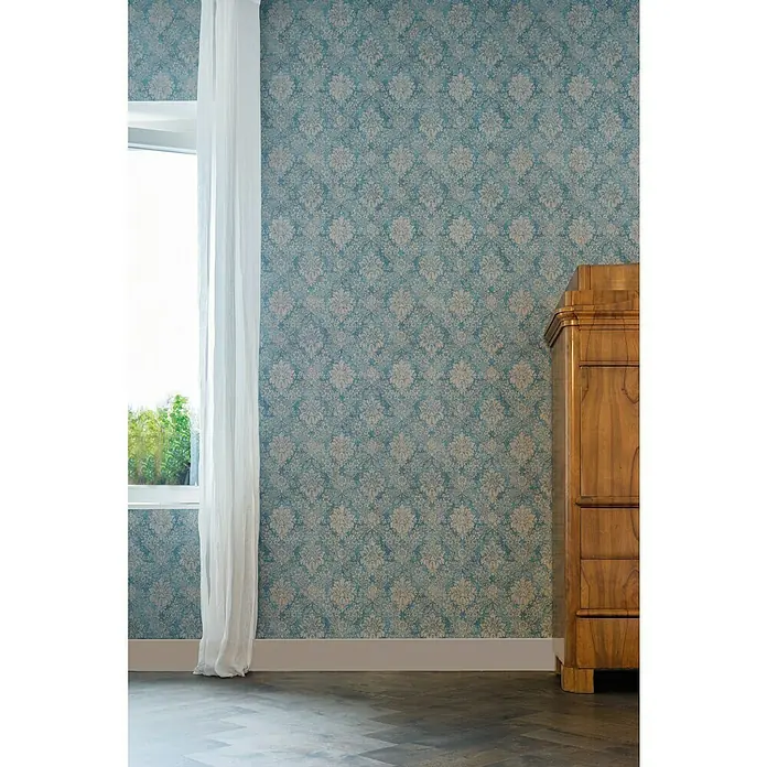 A.S. Création Papel pintado de vellón Secret Garden - Azul/Gris, Floral, 10,05 x 0,53 m - Un interior elegante con un papel pintado vintage en color teal y un elegante armario de madera, complementado con una cortina de ventana ligera.
