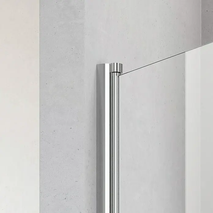 Camargue Vario Eckdusche S2+S3 - L x B x H: 80 x 90 x 195 cm, Beschichtet, Silber, Glasstärke: 6 mm - Nahaufnahme eines Duschwand-Stabilisierungsarmes in Chrom, der an einer hellgrauen Wand befestigt ist. Das klare Glas der Duschwand ist erkennbar.