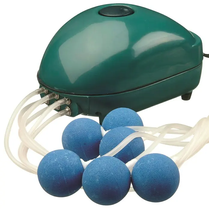 Ubbink Teichbelüfter Air 1000 indoor - 20 W, Teichgröße: 1 m³ - 5 m³ - Nahaufnahme einer Teichbelüfterpumpe mit sechs blauen Sprudelsteinen und transparenten Luftschläuchen für eine optimale Sauerstoffversorgung.