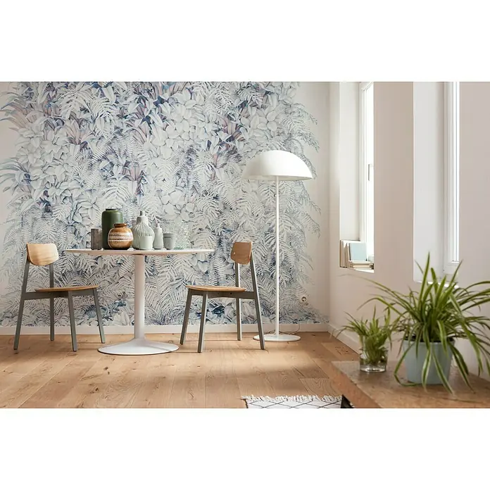 Komar Imagine Edition 3 - Stories Fototapete Vertical Garden - 8 -tlg., B x H: 368 x 254 cm, Papier - Essbereich mit Esstisch, Stühlen, Stehlampe und Vasen, vor einer Wand mit floralem Muster. Die Einrichtung ist modern und stilvoll.