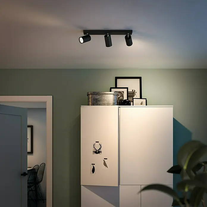 Philips Regleta Kosipo - 10 W, L x An x Al: 9,2 x 44,3 x 11,8 cm, Negro, GU10, 3 ud. - Lámpara de techo con tres focos negros. El producto es un elemento de iluminación elegante para interiores modernos.