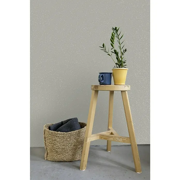 swingcolor effects Farbeffektputz Funkelnde Wohnraumfarbe mit Glitzer-Effekt - Skyline, Glitzernd, 2,5 l - Ein stilvolles Bild mit einer Holzhocker, einer Pflanze im gelben Topf und einer blauen Tasse. Ein Korb mit Textilien ergänzt die Dekoration.