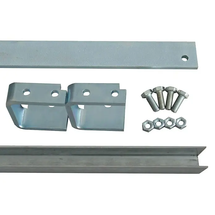 HBS Betz Laufschienenverlängerung - 100 x 4,5 x 0,8 cm, Einsatzbereich: Stallungen - Eine Nahaufnahme von silbernen Metallbauteilen, darunter zwei U-förmige Halterungen, Schrauben, Muttern und zwei Metallleisten.