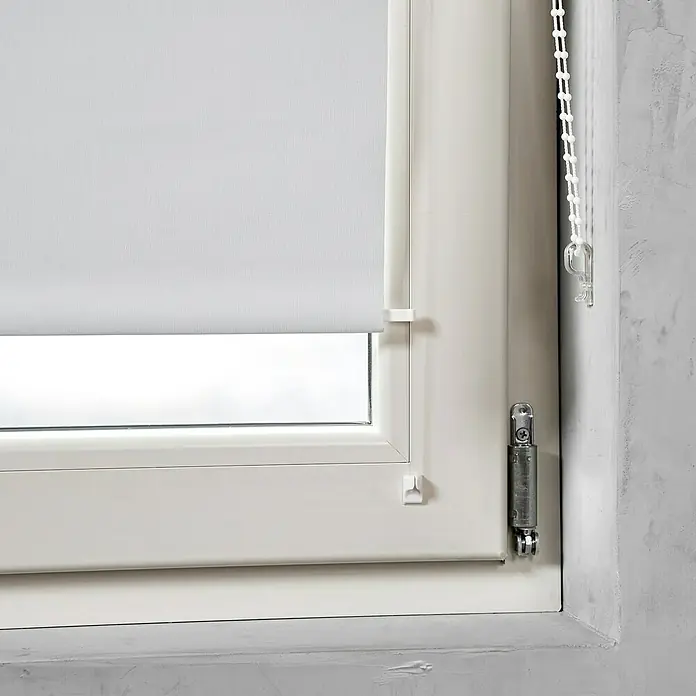 Expo Ambiente Seitenführung Zubehör-Set - Geeignet für: Rollo, Weiß - Nahaufnahme eines weißen Rollos an einem Fenster mit weißem Rahmen und einer Bedienkette für eine einfache und stilvolle Fensterdekoration.