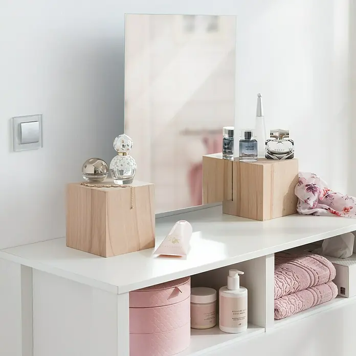 Massiv Blox Massivholzwürfel Cube - Buche, 15 x 15 x 15 cm - Ein stilvolles Badezimmer-Arrangement mit Kosmetikprodukten, darunter Parfums und Hautpflege, auf einem weißen Regal präsentiert.