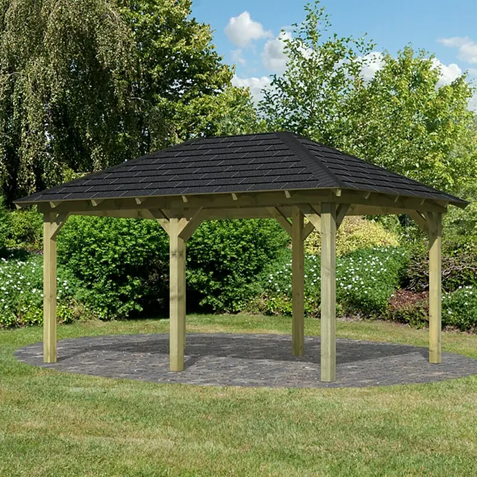 Karibu Pavillon Perida Set - 485 x 345 cm, Schwarz, Natur - Ein elegantes Gartenpavillon mit einem dunklen Ziegeldach und hellen Holzpfosten, umgeben von üppigem Grün. Schafft eine einladende Atmosphäre.