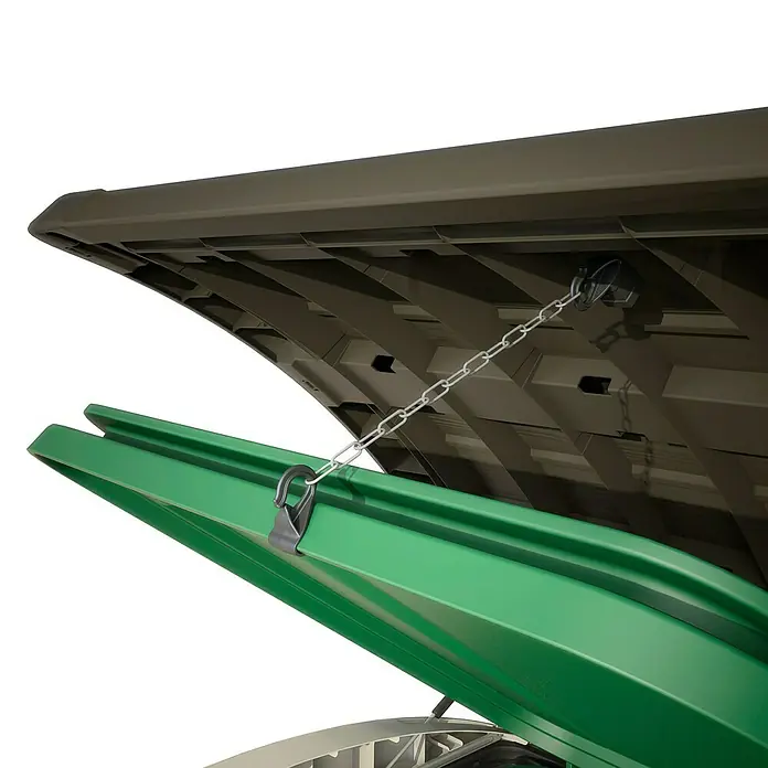 Keter Arcón Store It Out Ultra - L x An x Al: 113 x 177 x 134 cm, Marrón claro - Primer plano de un contenedor de basura verde abierto con cadena y tapa marrón. Solución de almacenamiento práctica y robusta.