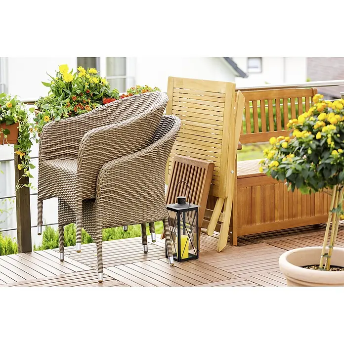 Sunfun Diana Gartenbank - L x B x H: 107 x 57 x 90 cm, Eukalyptus - Gestapelte Rattansessel, ein Holztisch und eine Bank mit integriertem Stauraum sowie eine Laterne auf einer Terrasse mit Holzboden.