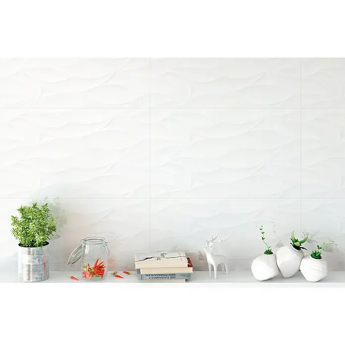 Revestimiento de pared Ondas - 55 x 33 cm, Blanco, Brillante - Primer plano de una baldosa de pared blanca ondulada con elementos decorativos, que ofrece una estética moderna y una textura visual.