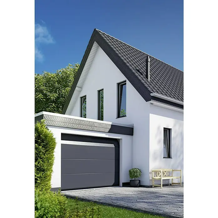 Solid Elements Garagentor Solid Pro Iso - 2.500 x 2.125 mm, Anthrazit/Creme Weiß - Ansicht einer modernen Garage mit grauem Sektionaltor, das sich harmonisch in die Architektur des Hauses einfügt. Der gepflasterte Vorplatz ergänzt das Gesamtbild.
