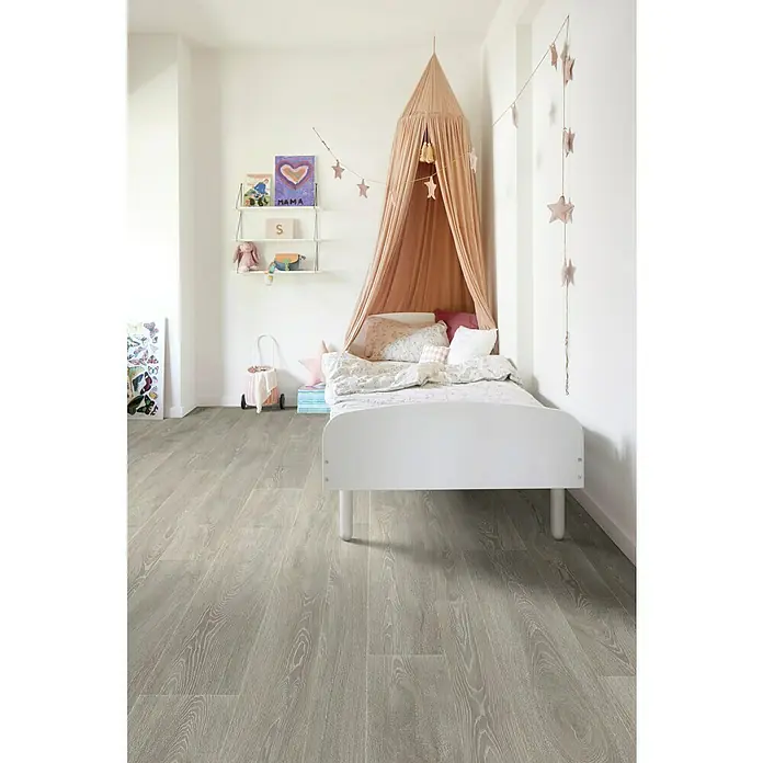 Beauflor PVC-Boden Meterware Athena - 400 cm, Grau - Kinderzimmer mit hellem Holzboden, weißem Bett und rosa Baldachin. Der Boden ist pflegeleicht und strapazierfähig.