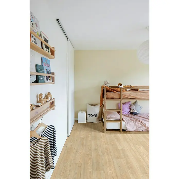 Beauflor PVC-Boden Meterware Athena400 cm, Wood 16, Hellbraun - Helles Kinderzimmer mit Holzbett, Spielzeugregal und Spielzeugkiste. Der helle Holzboden sorgt für eine freundliche Atmosphäre.