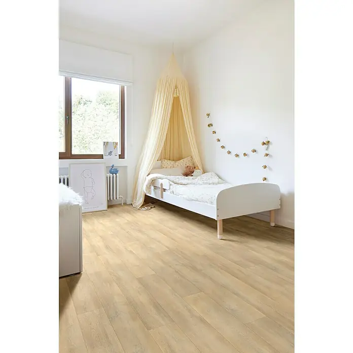 Beauflor PVC-Boden Meterware Hermes - 400 cm, Braun, Wood 23 - Helles Kinderzimmer mit freundlichem Holzboden, Baldachin über dem Bett und dezenter Wanddekoration für eine warme Atmosphäre.