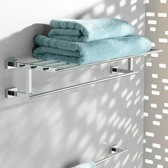 Grohe Essentials Cube Multi-Badetuchhalter - Mit Ablage, Chrom, Glänzend - Handtuchregal mit zwei blauen Handtüchern auf der oberen Ablage und einem weiteren Handtuch an der unteren Stange.