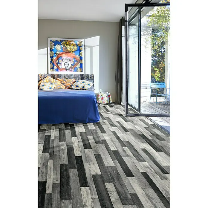 Beauflor PVC-Boden Meterware Artemis - 400 cm, Schwarz/Grau - Schlafzimmer mit stilvollem Holzboden in Grau- und Schwarztönen, der eine moderne und elegante Atmosphäre schafft.