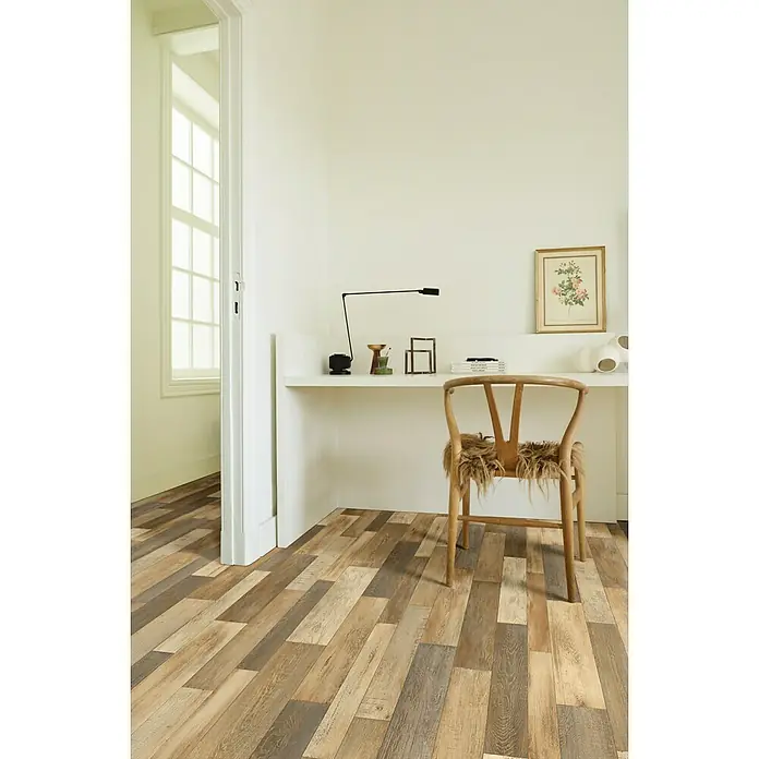 Beauflor PVC-Boden Meterware Artemis - 400 cm, Braun - Ein heller Raum mit Holzboden, einem weißen Schreibtisch und einem Holzstuhl mit Fellauflage, dekoriert mit einer Lampe und einem gerahmten Bild.