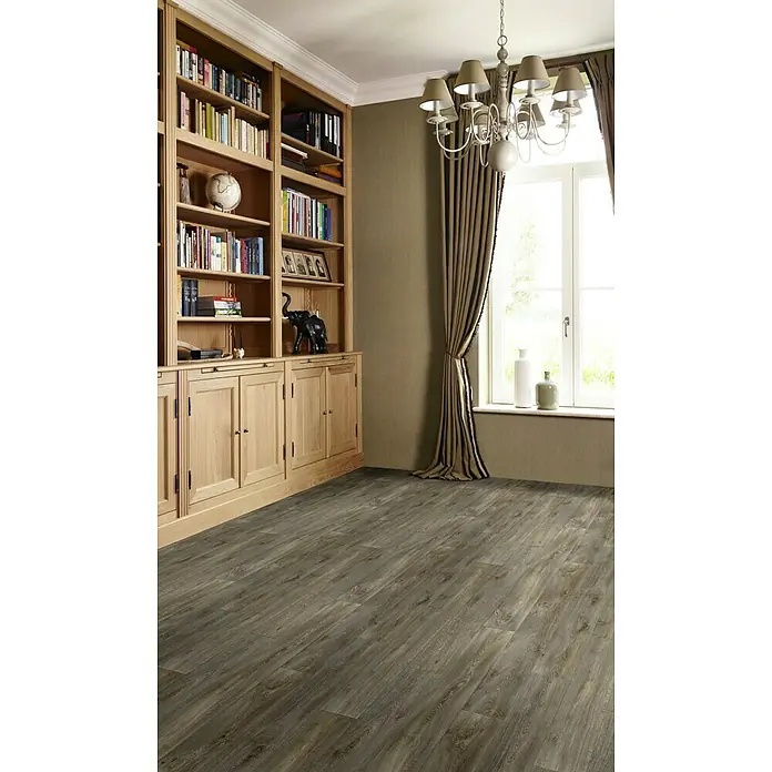 Beauflor PVC-Boden Meterware Cupid - Holzoptik, Breite: 400 cm, Dunkelbraun - Elegantes Zimmer mit einem hellen Holzschrank, einem stilvollen Kronleuchter und einem ansprechenden grauen Holzboden, der dem Raum eine moderne Note verleiht.