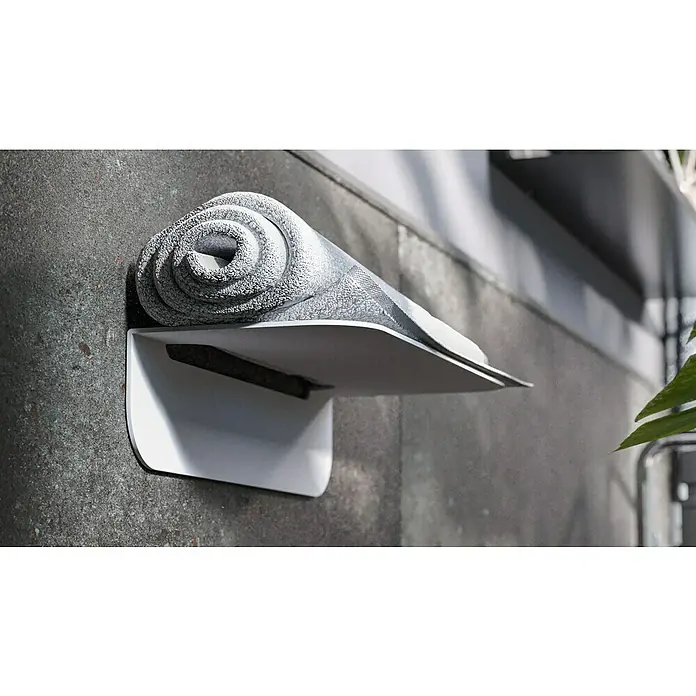 Camargue Antwerpen Ablage - Breite: 25 cm, Weiß, Matt - Nahaufnahme eines grauen, gerollten Badetuchs auf einem weißen Wandregal, das ein modernes und minimalistisches Design aufweist.
