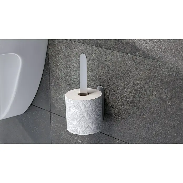 Camargue Antwerpen Ersatzpapierrollenhalter - Edelstahl, Matt - Eine Toilettenpapierrolle mit Herzmuster hängt an einem modernen, silbernen Toilettenpapierhalter an einer grauen Wand im Badezimmer.