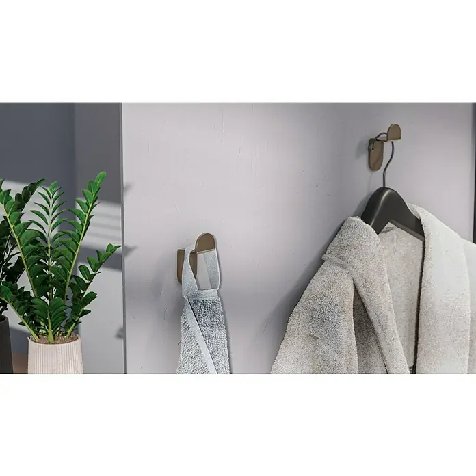 Camargue Antwerpen Handtuchhaken - 2 Stk., Kupfer, Matt - Nahaufnahme eines eleganten Handtuchhalters und eines Bademantels an einer Wand, die Funktionalität und Stil im Badezimmer vereinen.