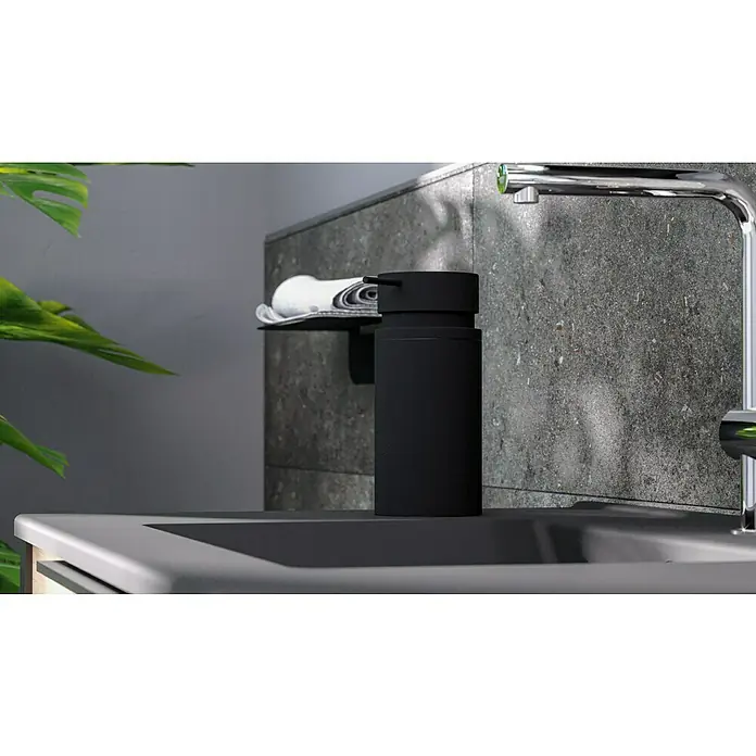Camargue Antwerpen Seifenspender - Edelstahl, Schwarz - Nahaufnahme eines modernen Badezimmers mit einer schwarzen Seifenspenderpumpe neben einem eleganten Wasserhahn auf einem grauen Waschtisch.
