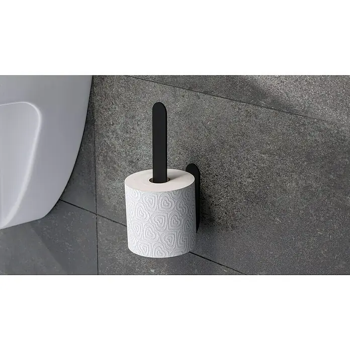 Camargue Antwerpen Ersatzpapierrollenhalter - Schwarz, Matt - Eine Nahaufnahme eines Toilettenpapierspenders mit einer Rolle Toilettenpapier mit Herzmuster vor einer grauen Wand.