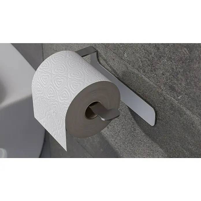 Camargue Antwerpen Papierrollenhalter - 16,5 x 9 x 5,5 cm, Edelstahl, Matt - Nahaufnahme einer Toilettenpapierrolle mit Herzmuster auf einem eleganten, silbernen Halter an einer grauen Wand im Badezimmer.