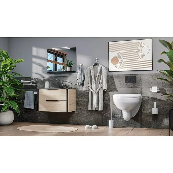 Camargue Antwerpen WC-Bürstengarnitur - Edelstahl, Weiß - Ein modernes Badezimmer mit einer hängenden Toilette, einem Waschtisch mit Holzfront, Pflanzen und einem grauen Bademantel für eine entspannende Atmosphäre.