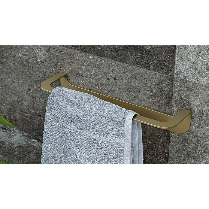 Camargue Antwerpen Handtuchhalter - Breite: 32 cm, Gold, Matt - Nahaufnahme eines goldenen Handtuchhalters mit grauem Handtuch an einer gefliesten Wand. Elegantes Badaccessoire.