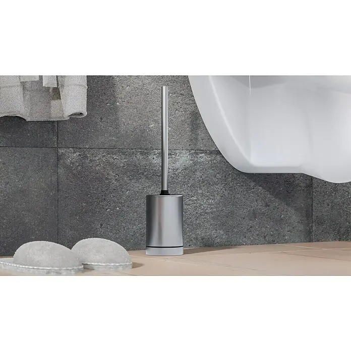 Camargue Antwerpen WC-Bürstengarnitur - Edelstahl, Edelstahl - Bild einer Toilettenbürste aus Edelstahl neben einer Toilette, die ein sauberes und modernes Badezimmerdesign demonstriert.