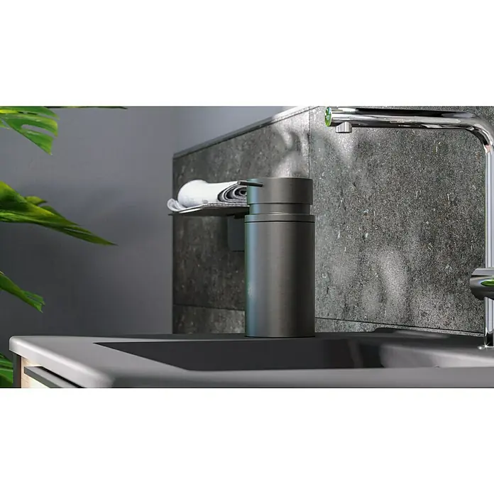 Camargue Antwerpen Seifenspender - Edelstahl, Graphit - Nahaufnahme eines eleganten, dunklen Seifenspenders neben einem modernen Wasserhahn im Badezimmer.