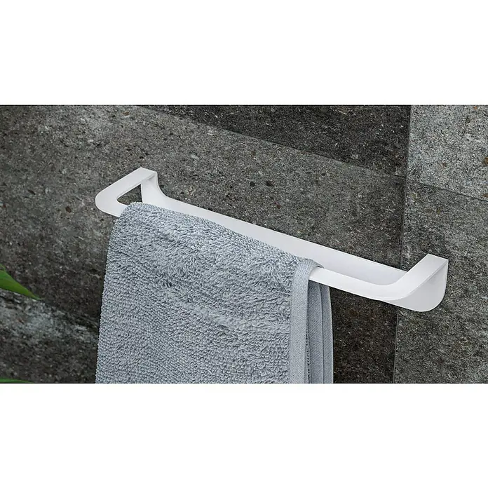 Camargue Antwerpen Handtuchhalter - Breite: 32 cm, Weiß, Matt - Ein modernes, weißes Handtuchregal mit einem grauen Handtuch an einer strukturierten Wand. Das Handtuchregal besticht durch sein schlichtes Design.