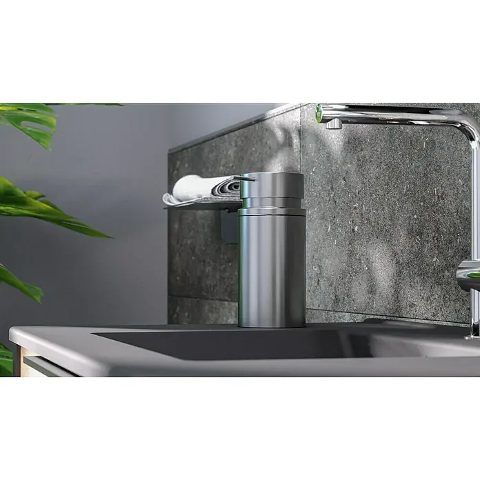 Camargue Antwerpen Seifenspender - Edelstahl, Edelstahl - Eine Nahaufnahme eines stilvollen, modernen Seifenspenders aus Edelstahl neben einem eleganten Wasserhahn im Badezimmer.