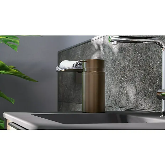 Camargue Antwerpen Seifenspender - Edelstahl, Kupfer - Elegantes Badezimmer-Ensemble mit einem stilvollen Seifenspender in Bronze und einem modernen Wasserhahn.