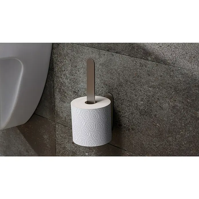 Camargue Antwerpen Ersatzpapierrollenhalter - Graphit, Matt - Eine Rolle Toilettenpapier mit einem dezenten Herzmuster, die an einem modernen, vertikalen Halter an einer dunklen, strukturierten Wand befestigt ist.