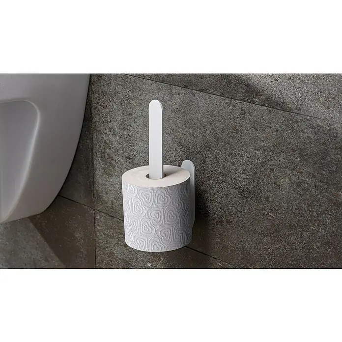 Camargue Antwerpen Ersatzpapierrollenhalter - Weiß, Matt - Eine Nahaufnahme eines weißen Toilettenpapierhalters mit einer Rolle Toilettenpapier mit Herzmuster vor einer grauen Wand.